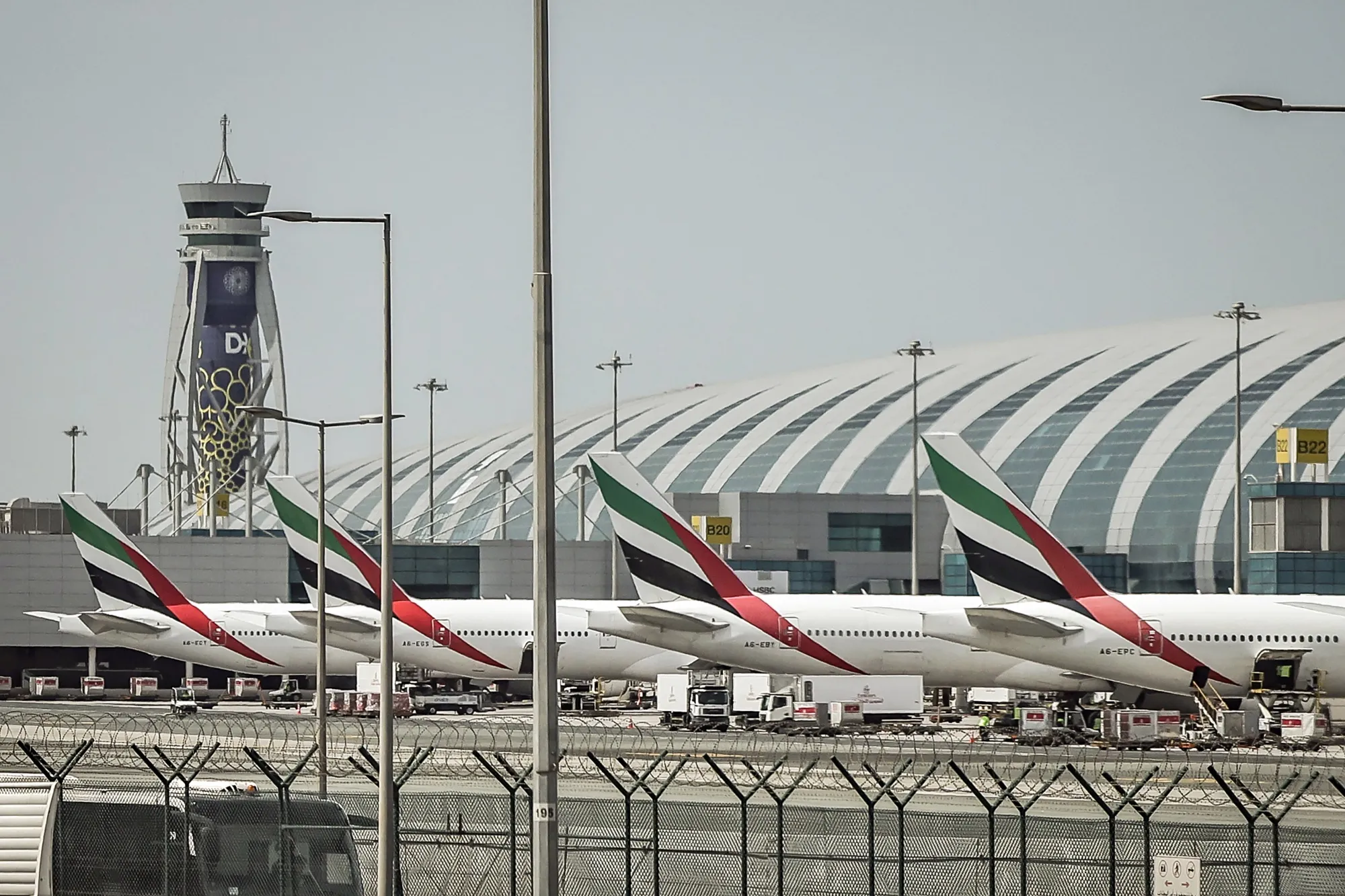 ドバイ国際空港の真実【2026最新】乗り継ぎの罠と快適活用術