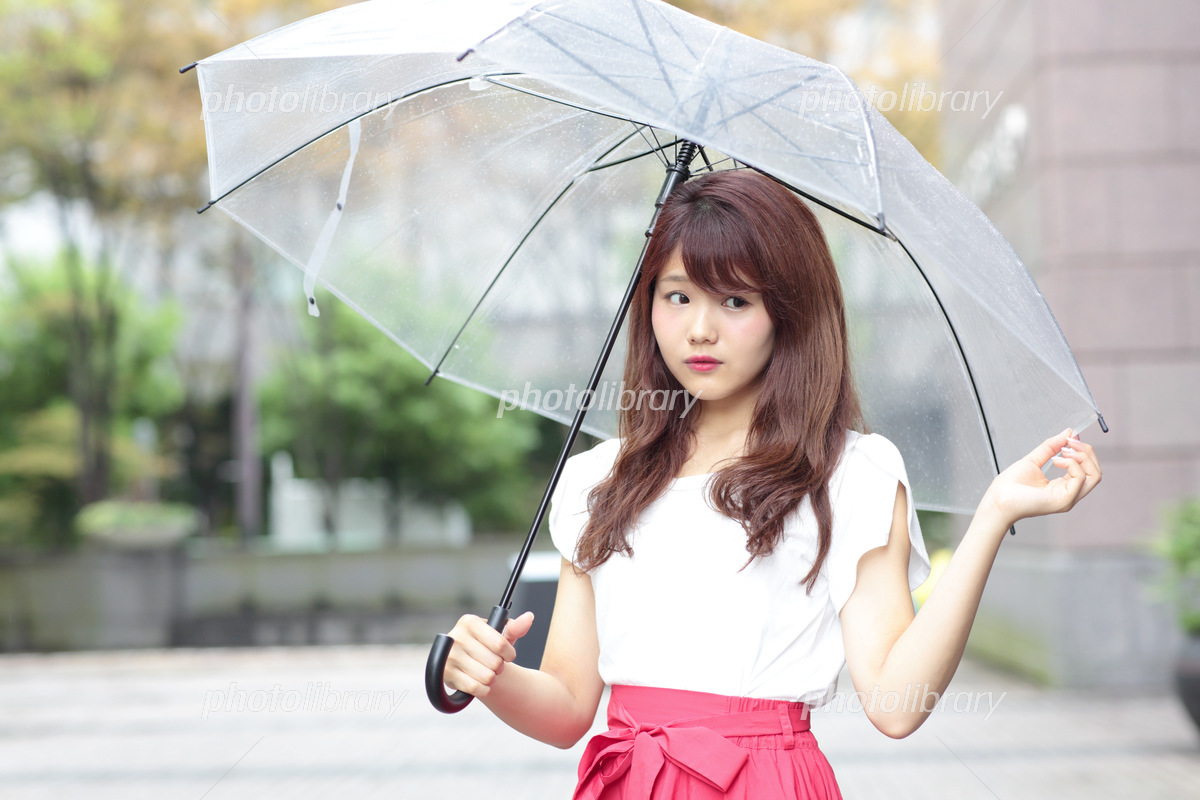 2026年夏の異変：なぜ日本人は今、晴れの日も雨の日も「傘」を手放せないのか？都市部で急増する新習慣とトラブルの現場