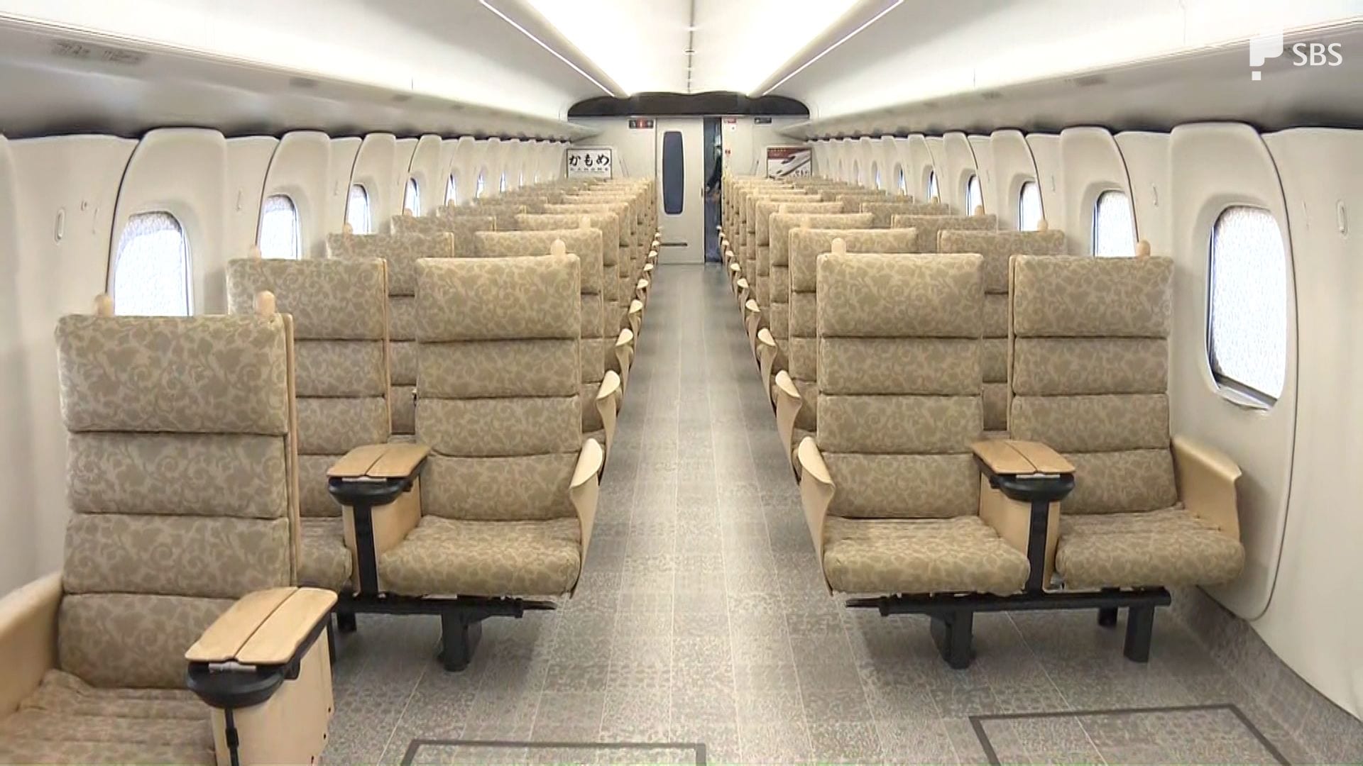 新幹線の3人席はなぜB席だけ広い？肘掛けマナーと賢い予約の極意