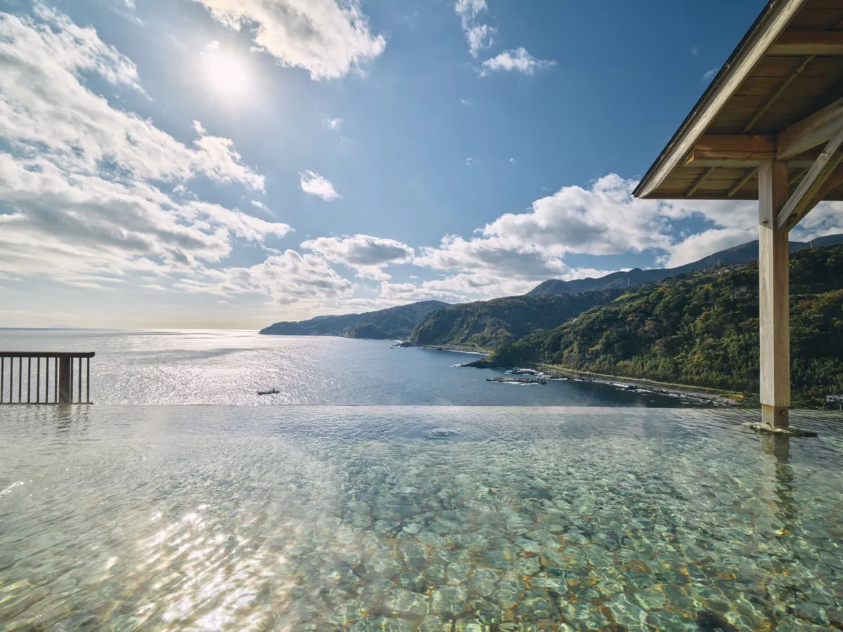 【2026年最新現地レポ】海と空の境界線が消える！伊豆「赤沢温泉」で過ごす究極の休日と絶景インフィニティ風呂の魅力