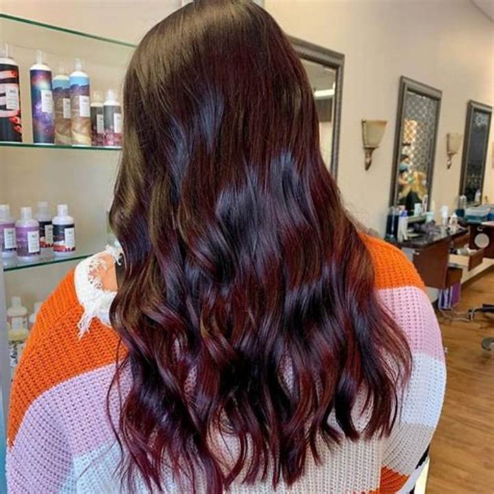 チェリ—コーラのヘアカラーで叶える“甘いのに大人”な透明感